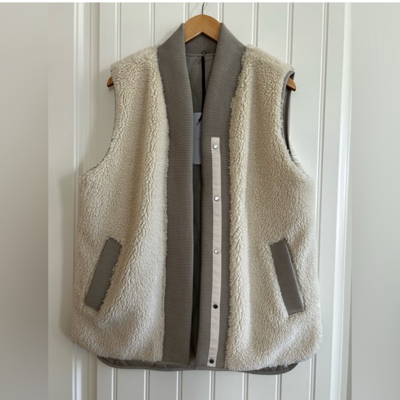 Varley Covey Reversible Quilt Gilet VEST
NWT
Size medium - Picture 2 of 14